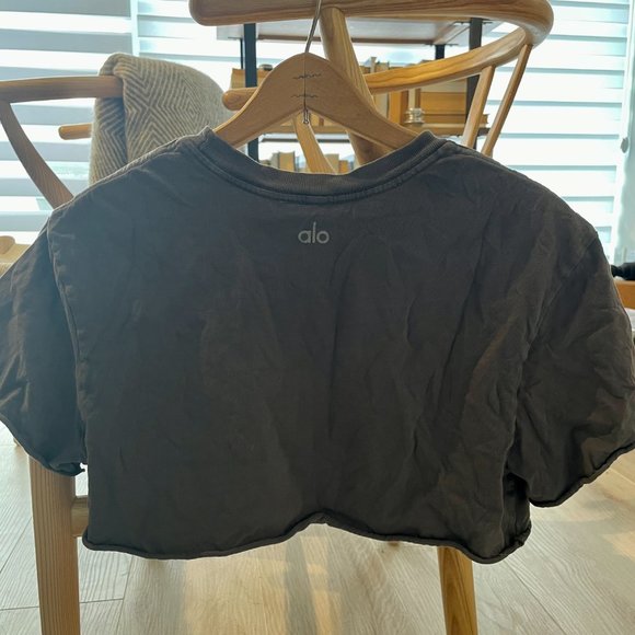 ALO Yoga Cropped Charcoal T-shirt - Picture 2 of 3